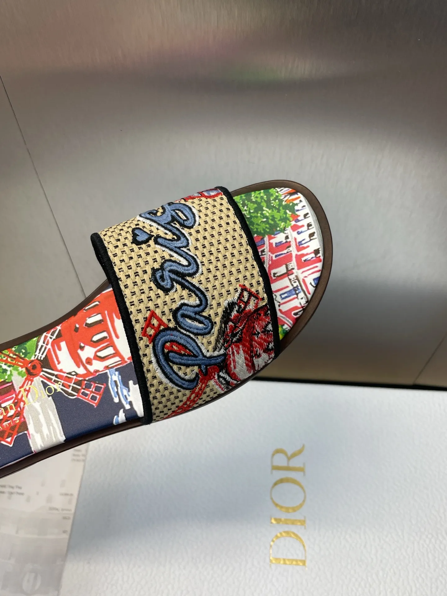 👟👟Ex-factory price 500👟👟 Dior 2025 spring and summer new style DWAY flat flip flops jelly color women's shoes CD letter logo three-dimensional embroidery round toe open toe color block sandals Material: upper imported raffia electric embroidery high temperature water-soluble cotton technical fabric + water-dyed sheepskin lining + Italian thickened leather outsole size: 34-42 (34.40.41.42. Customized, non-refundable and non-exchangeable)